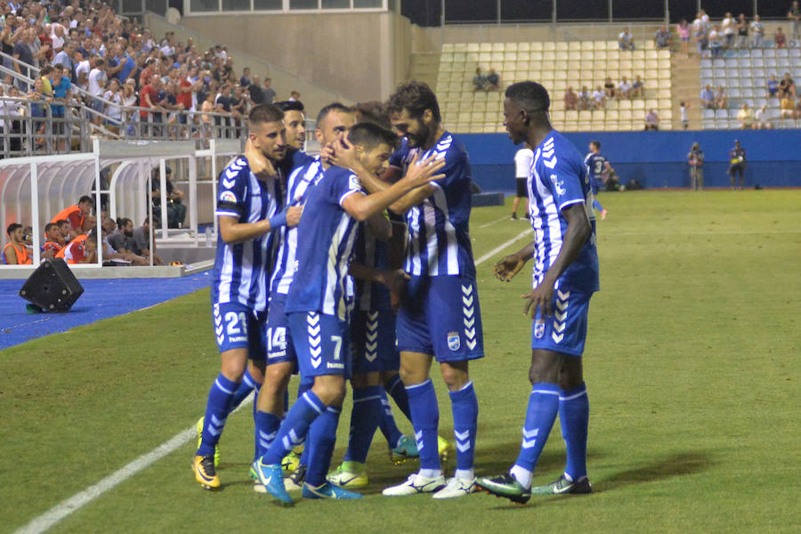 Dos goles de Eugeni y Carlos Martínez dan los tres primeros puntos al conjunto de Curro Torres