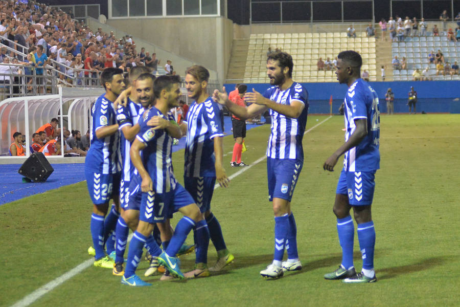 Dos goles de Eugeni y Carlos Martínez dan los tres primeros puntos al conjunto de Curro Torres