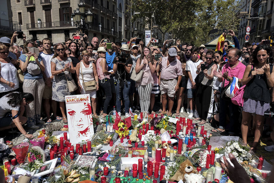 Centenares de personas se concentran en Barcelona para rechazar el atentado terrorista.