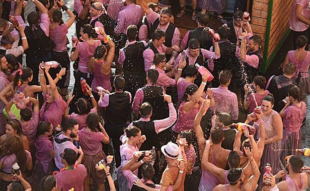 El vino corrió a raudales por las principales calles de Jumilla y empapó al gentío como si se encontraran bajo un fuerte chaparrón morado.