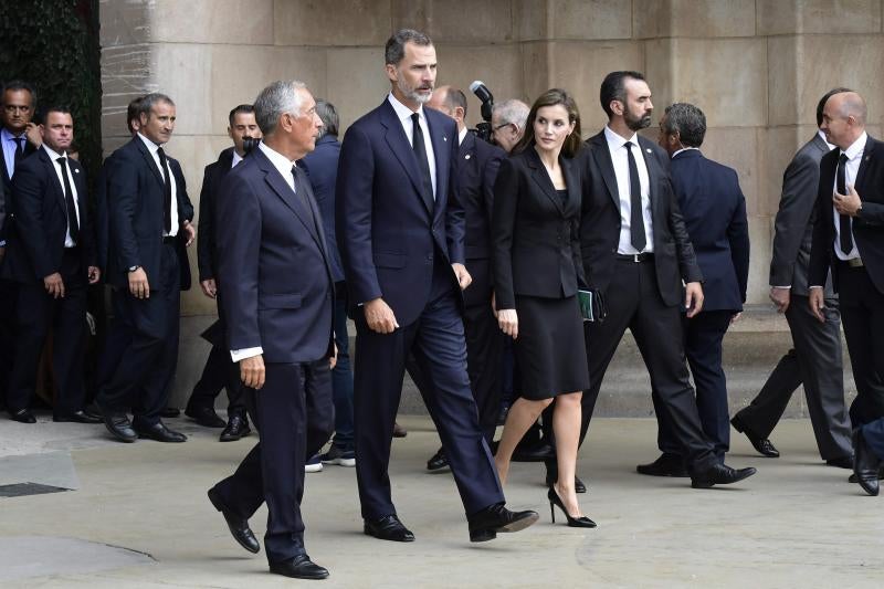 Los Reyes, Rajoy y Puigdemont presiden una ceremonia de homenaje por los atentados en Barcelona y Cambrils