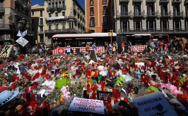 Flores y velas en Las Ramblas de Barcelona.