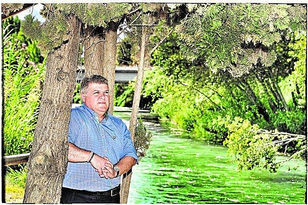 José Vélez, junto al río Segura a su paso por Calasparra.