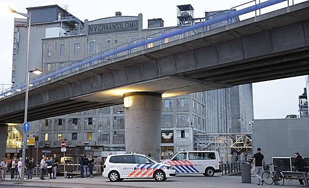 Varios policías acordonan las cercanías de Maassilo. 
