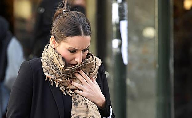 Una mujer pasea con bufanda por Murcia