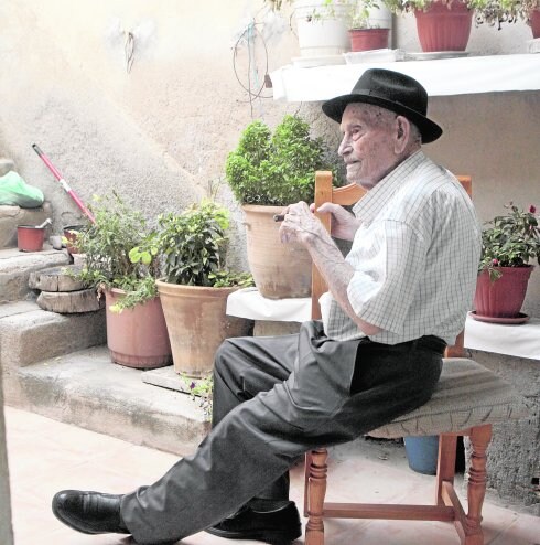 Juan Tudela, 'Tío Juan Rita', con su puro, en el patio de su casa de Totana.