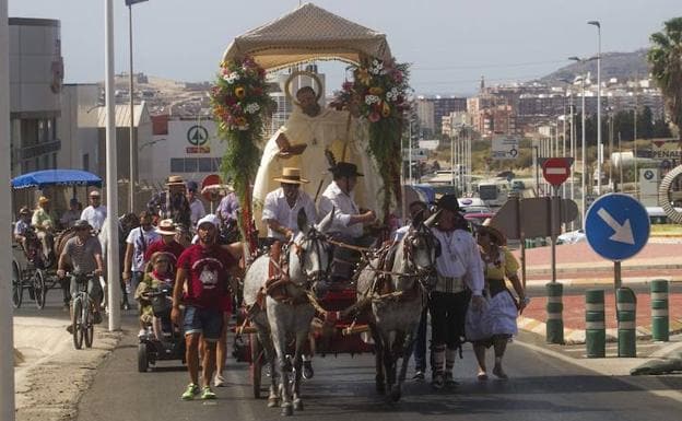 Los romeros, con la imagen de San Ginés de la Jara en una carroza tirada por caballos y adornada con flores, avanzan este domingo por la mañana por Cabezo Beaza.