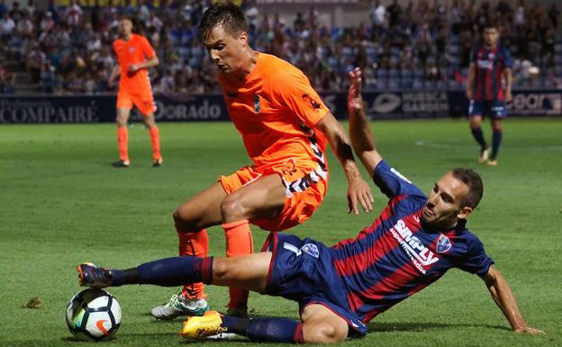 Un lance del encuentro entre el Huesca y el Lorca FC.