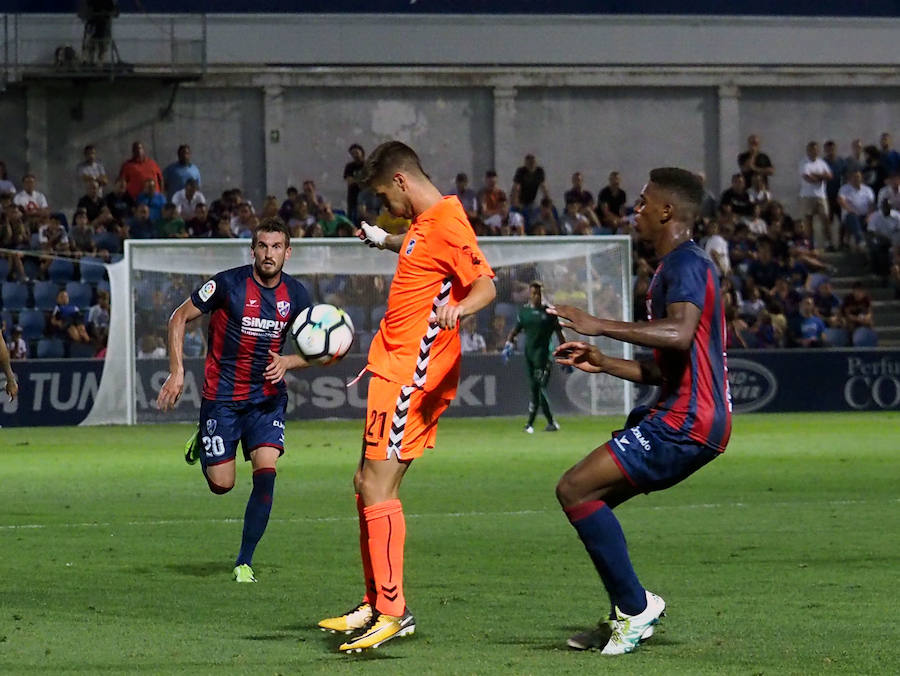 El conjunto entrenado por Curro Torres sufre la primera derrota de la temporada en un partido en el que el Huesca supo aprovechar los errores de los lorquinos