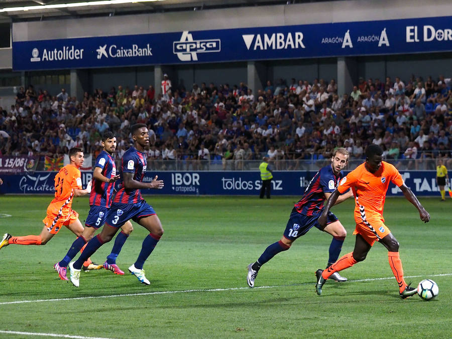 El conjunto entrenado por Curro Torres sufre la primera derrota de la temporada en un partido en el que el Huesca supo aprovechar los errores de los lorquinos