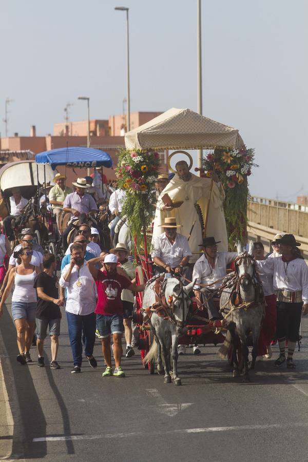 El copatrón de Cartagena desde hace 340 años, San Ginés, y la imagen de la Virgen del Pasico avanzaron juntos, en una carroza tirada por dos caballos, desde la ermita de esta localidad a la iglesia parroquial