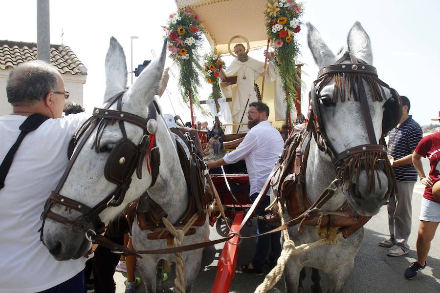 El copatrón de Cartagena desde hace 340 años, San Ginés, y la imagen de la Virgen del Pasico avanzaron juntos, en una carroza tirada por dos caballos, desde la ermita de esta localidad a la iglesia parroquial