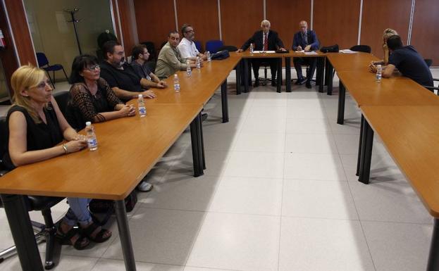 Los miembros del comité de empresa de Eulen, durante una reunión