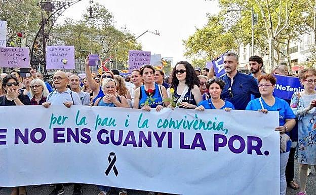 Urralburu, tras la pancarta, segundo por la derecha.