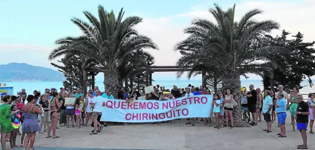Concentración por la retirada del chiringuito, en Isla Plana, el pasado sábado.