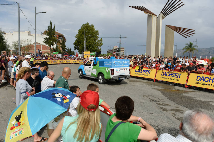 El presidente de la empresa, Tomás Fuertes, fue el encargado de entregar el trofeo al ganador de etapa, Matteo Trentin