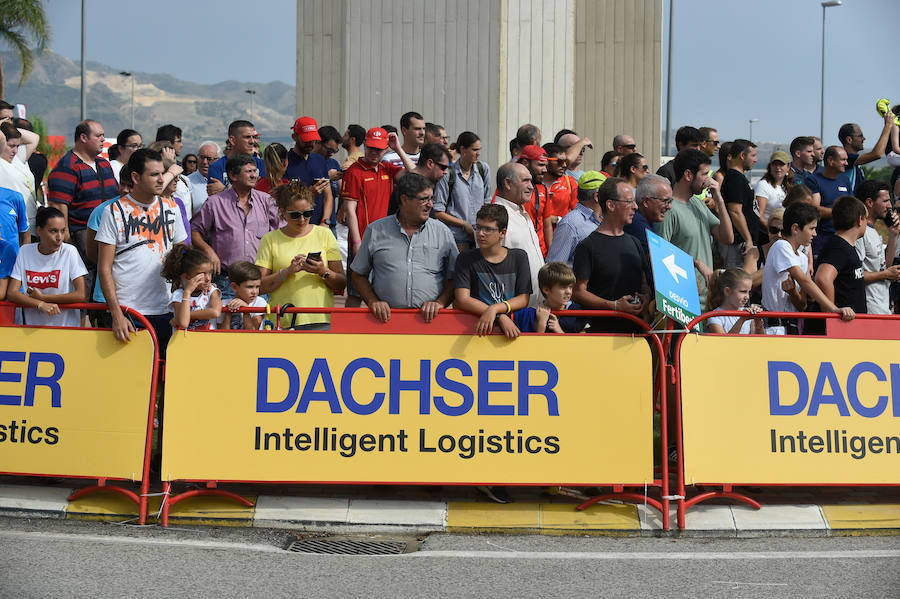 El presidente de la empresa, Tomás Fuertes, fue el encargado de entregar el trofeo al ganador de etapa, Matteo Trentin