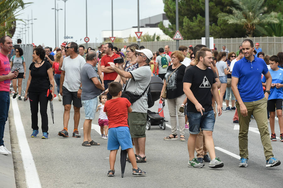 El presidente de la empresa, Tomás Fuertes, fue el encargado de entregar el trofeo al ganador de etapa, Matteo Trentin