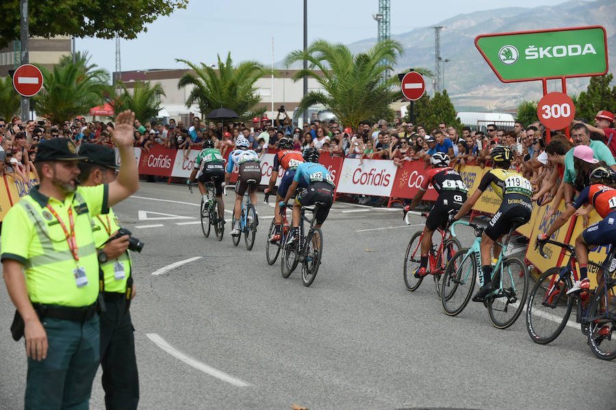 El presidente de la empresa, Tomás Fuertes, fue el encargado de entregar el trofeo al ganador de etapa, Matteo Trentin