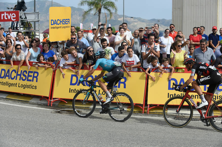 El presidente de la empresa, Tomás Fuertes, fue el encargado de entregar el trofeo al ganador de etapa, Matteo Trentin