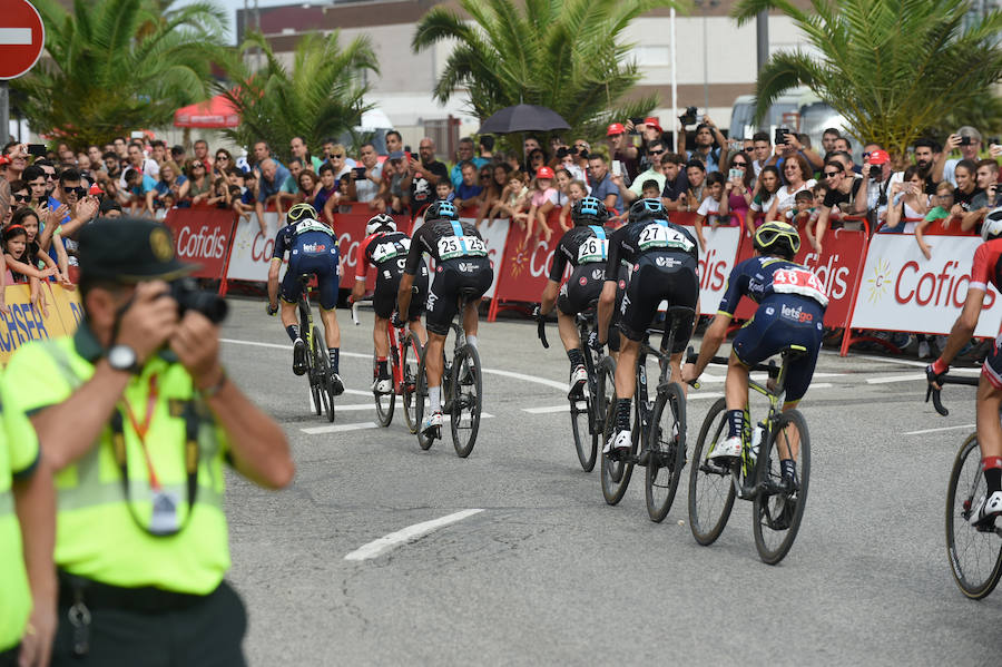El presidente de la empresa, Tomás Fuertes, fue el encargado de entregar el trofeo al ganador de etapa, Matteo Trentin