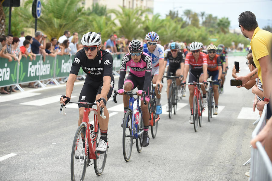 El presidente de la empresa, Tomás Fuertes, fue el encargado de entregar el trofeo al ganador de etapa, Matteo Trentin