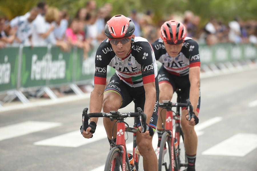 El presidente de la empresa, Tomás Fuertes, fue el encargado de entregar el trofeo al ganador de etapa, Matteo Trentin