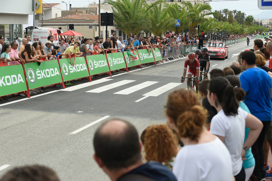 El presidente de la empresa, Tomás Fuertes, fue el encargado de entregar el trofeo al ganador de etapa, Matteo Trentin