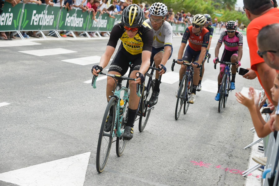 El presidente de la empresa, Tomás Fuertes, fue el encargado de entregar el trofeo al ganador de etapa, Matteo Trentin