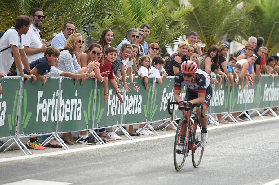 El presidente de la empresa, Tomás Fuertes, fue el encargado de entregar el trofeo al ganador de etapa, Matteo Trentin