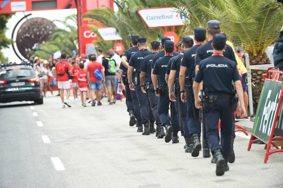 El presidente de la empresa, Tomás Fuertes, fue el encargado de entregar el trofeo al ganador de etapa, Matteo Trentin