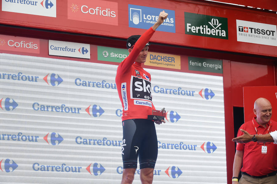 El presidente de la empresa, Tomás Fuertes, fue el encargado de entregar el trofeo al ganador de etapa, Matteo Trentin