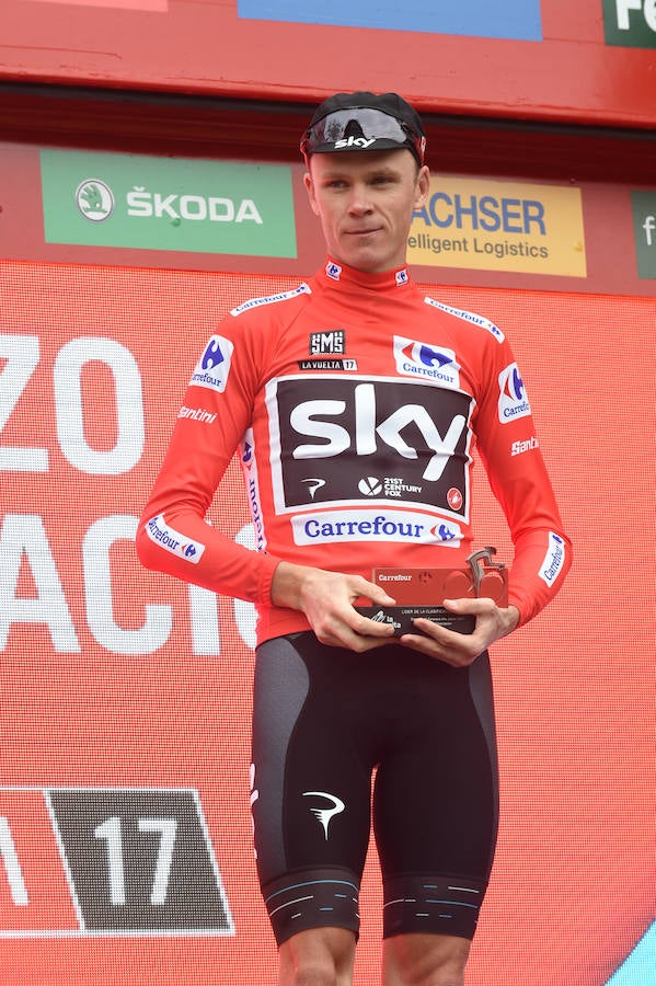 El presidente de la empresa, Tomás Fuertes, fue el encargado de entregar el trofeo al ganador de etapa, Matteo Trentin