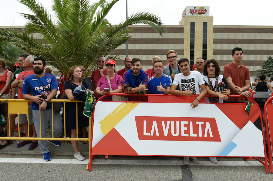 El presidente de la empresa, Tomás Fuertes, fue el encargado de entregar el trofeo al ganador de etapa, Matteo Trentin