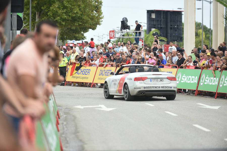 El presidente de la empresa, Tomás Fuertes, fue el encargado de entregar el trofeo al ganador de etapa, Matteo Trentin