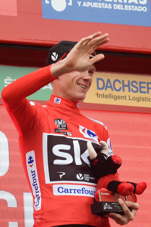 El presidente de la empresa, Tomás Fuertes, fue el encargado de entregar el trofeo al ganador de etapa, Matteo Trentin