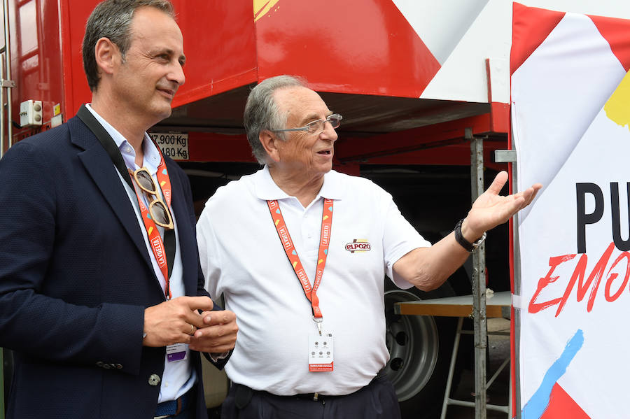 El presidente de la empresa, Tomás Fuertes, fue el encargado de entregar el trofeo al ganador de etapa, Matteo Trentin