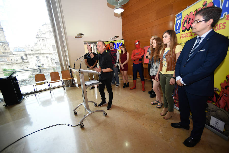 La concejala de Juventud y Cooperación, Rebeca Pérez, presentó esta miércoles el 'Cómic Day', una jornada que se enmarca dentro de la programación de la Feria de Septiembre y que se realizará el día 7 de septiembre en la plaza de la Universidad.