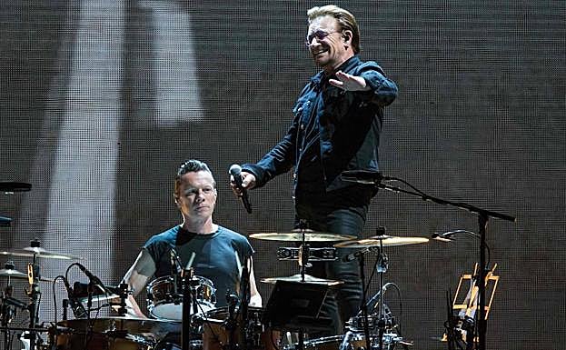 Larry Mullen Jr. (i.) y Bono (d.), de U2.