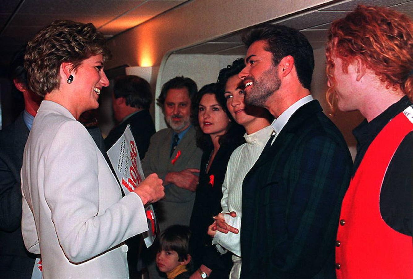 Lady Di charlando con el cantante George Michael antes de un concierto en Wembley, el 1 de diciembre de 1993.