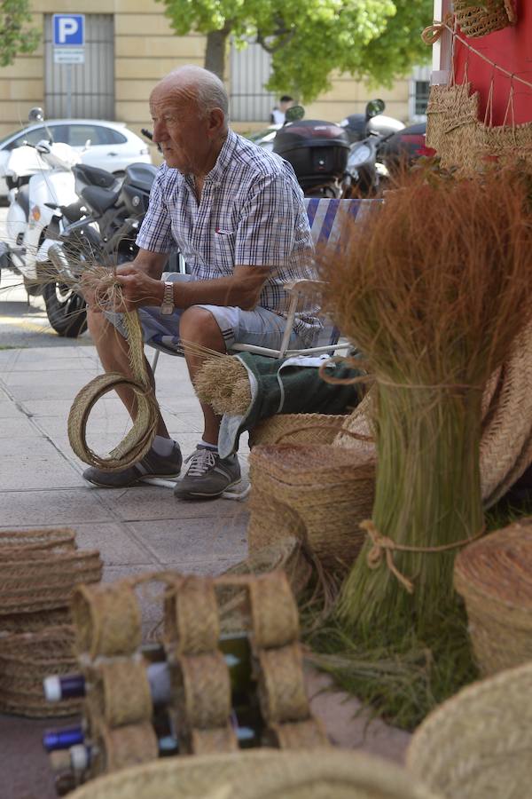 El Ayuntamiento fomenta la adopción de mascotas con una muestra en los jardines de la avenida Teniente Flomesta
