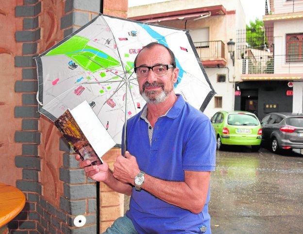 Víctor Jerez, con su libro de poemas en plena lluvia de agosto en San Pedro del Pinatar. 