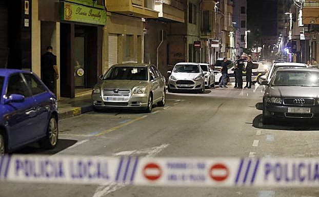 Cordón policial en la calle del suceso