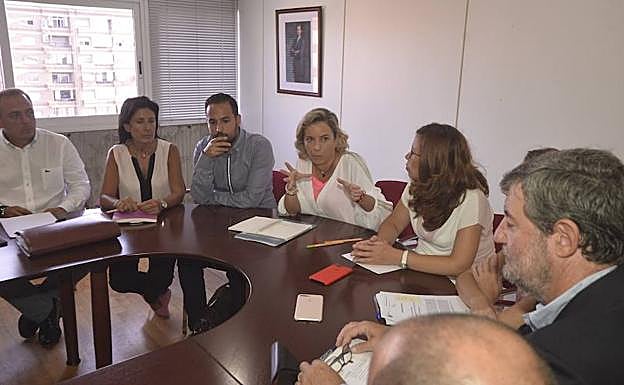 Imagen de la reunión para tratar el estado del colegio de Llano del Beal.