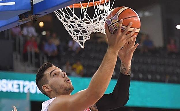 Willy Hernangómez encesta ante los montenegrinos. AFP