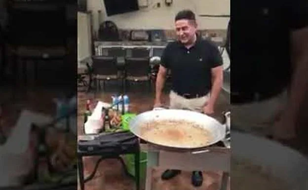 España contra el 'chef' que cocina paella con pulpo, chorizo, salchichas...