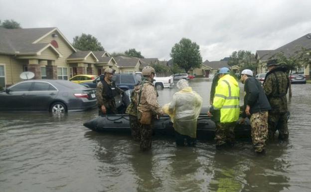 Marines estadounidenses ayudan en las labores de rescate y evacuación en Beaumont, Texas.