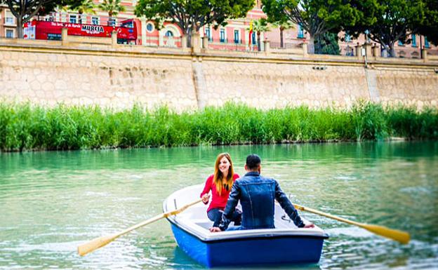 Paseo en barca por el río