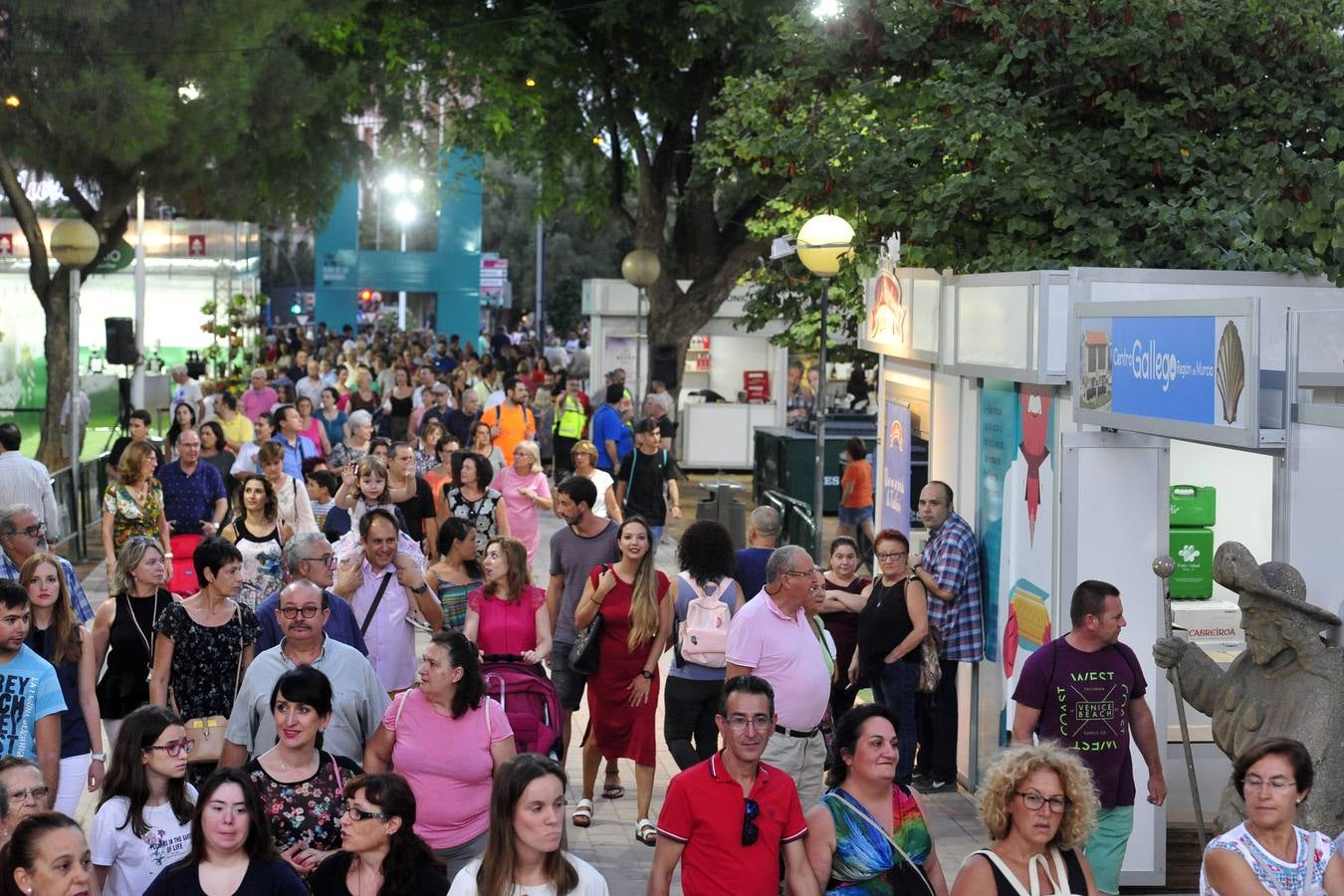 Los grupos folclóricos y peñas aseguran que hay más gente en la ciudad por el mal tiempo de los últimos días y confían en un récord de asistencia