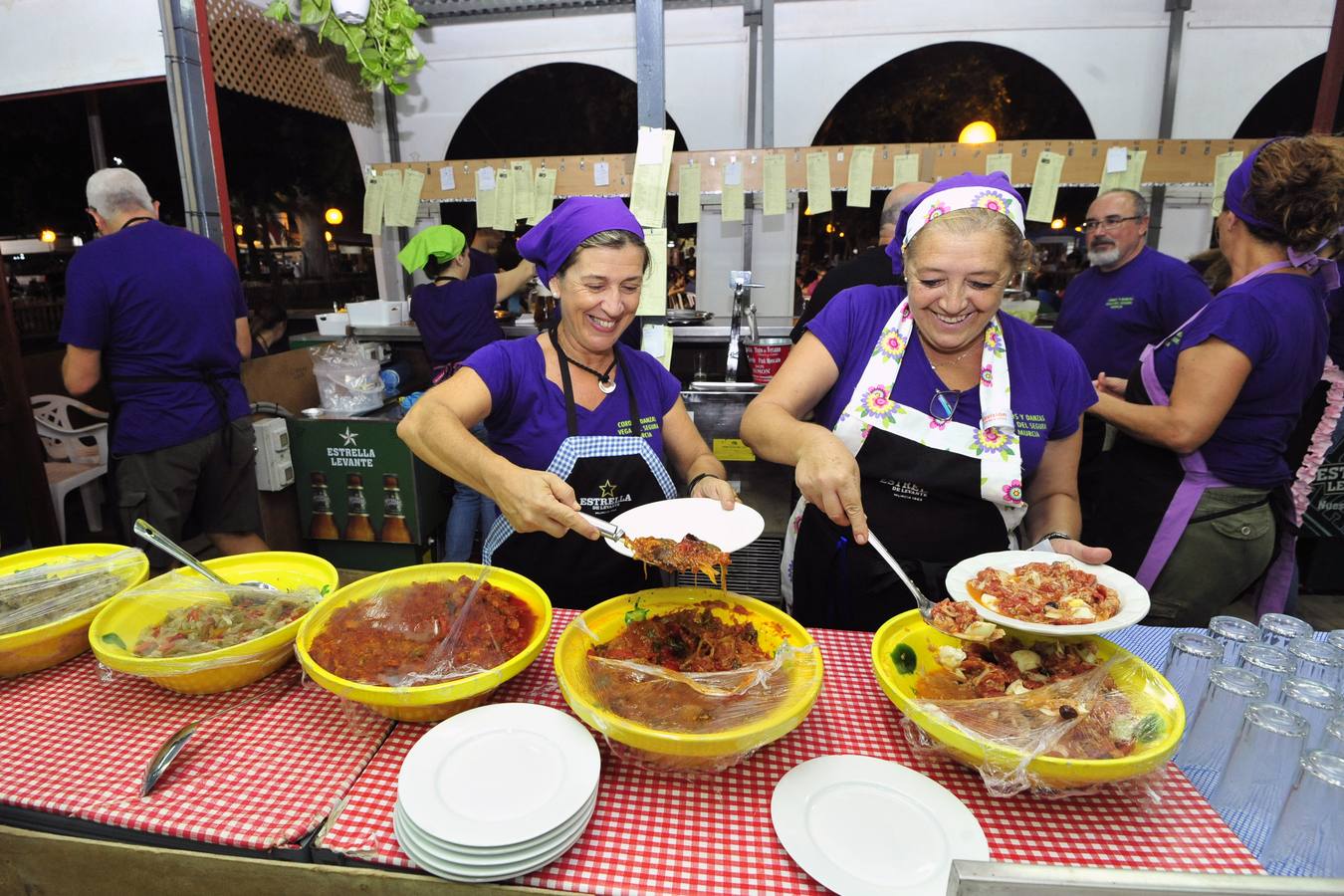 Los grupos folclóricos y peñas aseguran que hay más gente en la ciudad por el mal tiempo de los últimos días y confían en un récord de asistencia